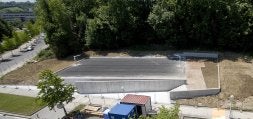 En pocas semanas estará finalizada la cancha pública de baloncesto junto a la avenida de Tolosa. /D. APREA