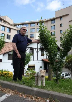 Agustín, señor de Portuetxe, en compañía de 'Pipo', su terrier. /FRAILE