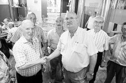 José Félix López (centro) saluda a Andrés Higuero. /MICHELENA