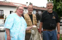 Jean Mari Auel, con el antropólogo Álvaro Arrizabalaga y el catedrático Lawrence Guy Straus, en Arrasate.