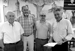 Ex presidentes de EA en Eibar, presentando su pase a Alkarbide. /FELIX MORQUECHO