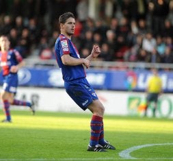 Urzelai seguirá vistiendo la camiseta del Eibar. /FELIX MORQUECHO