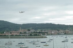 En el lado del mar la pista se prolongará sólo 50 metros, sin necesidad de ocupar una franja de mar. Se aprovechará la zona verde y se rellenará la superficie de la escollera ahora existente en el extremo final. /FLOREN PORTU