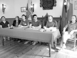 Representantes municipales y de la Mancomunidad de Euskara, ayer en Bera. /TTIPI