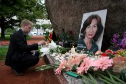 . Un amigo enciende una vela como tributo a la asesinada Natalia Estemírova. / AP