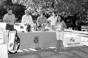 Txema Olazabal entrega el premio a una de las ganadoras del torneo de golf.