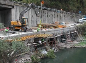 Las obras del voladizo vistas desde dos puntos diferentes. /ISASTI