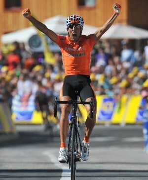 Mikel Astarloza entra ganador en la etapa de Bourg Saint-Maurice. /AP