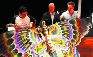 Odón Elorza en el centro, junto con los dos representantes de Hondargiro y una de las cometas que volarán el día 16. /JOSE MARI LÓPEZ