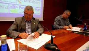 Miguel Buen y Fernando Díez firman el convenio. /ARIZMENDI