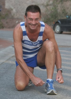 En Anoeta, con la camiseta de Donostiarrak, atándose las zapatillas de diseño tecnológico. /AYGÜES