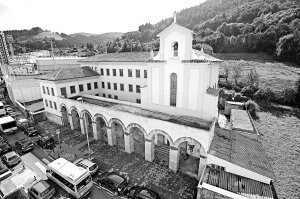 IPURUA. El convento ocupa un amplia superficie de terreno junto al polideportivo y el anexo de Ipurua./FÉLIX MORQUECHO