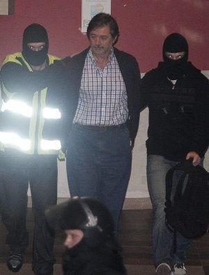 Rafa Díez y Arnaldo Otegi salen esposados de la sede de LAB en San Sebastián. /MICHELENA