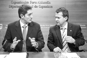 Pello González (Hacienda) y Jokin Bildarratz (Eudel) en una comparecencia pasada. /LUSA