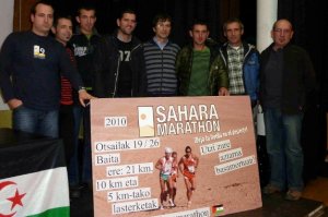 Abraham Olano, Andoni Imaz, Asier Izagirre y Josu Iztueta fueron a apoyar el acto junto a los miembros de Tolosaldea Sahararekin.