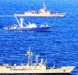El 'Alakrana' navega rumbo a Seychelles escoltado por las fragatas 'Canarias' y Méndez Núñez'. /EFE