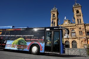 Un prototipo del autobús híbrido hizo ayer una demostración de sus prestaciones. /ARIZMENDI