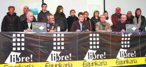 Martxelo Otamendi, Txema Auzmendi, Joan Mari Torrealdai, Iñaki Uria y Xabier Oleaga, durante la rueda de prensa que ofrecieron ayer. ::                             MIKEL FRAILE