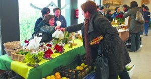 Ainhoa y Edurne entregan los productos adquiridos, dos lechugas y un tomate, a Jone ayer en el caserío Zabalegi. ::
JOSE USOZ