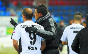 Iñaki Alonso da instrucciones en la banda al debarra Iñaki Goikoetxea. ::                             PHOTODEPORTE