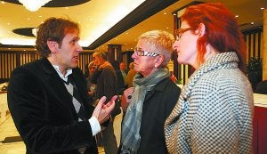 Josu Puelles, Maixabel Lasa y Maite Pagazaurtundua conversan en un acto en octubre en Bilbao. ::
DV