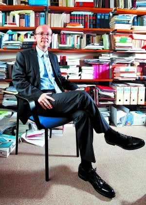 Emparanza, en su despacho de la Facultad de Derecho en el campus de Ibaeta de la UPV. ::
APREA