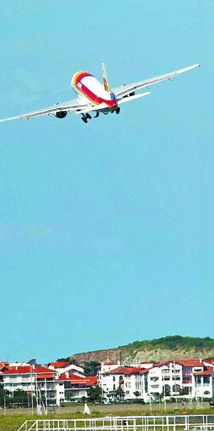 Un avión despega de Hondarribia. ::                             DE LA HERA