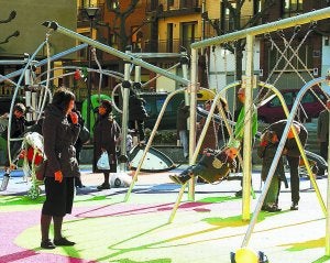 Los niños ocuparon los columpios tras la inauguración. ::
ARIZMENDI