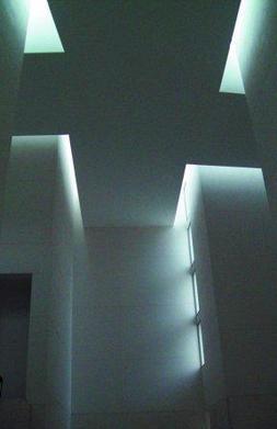 Interior de la iglesia de Riberas de Loiola, en cuyo techo se aprecia su definitoria cruz. ::                             CARLES ARNAU