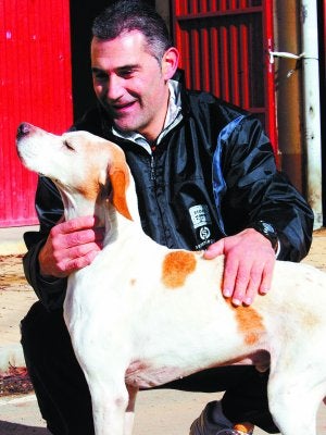 Capellán con su perro Kin. :: JHONATTAN HERREROS