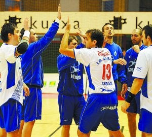 Unidos. El Arrate ha comenzado a preparar el partido del viernes ante su afición. ::
FÉLIX MORQUECHO