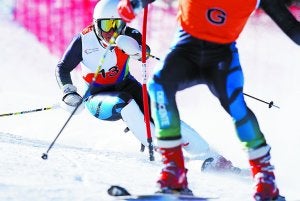 Jon Santacana ejecuta un buen descenso precedido por su guía, un tremendo esquiador de Candanchú: Miguel Galindo.
