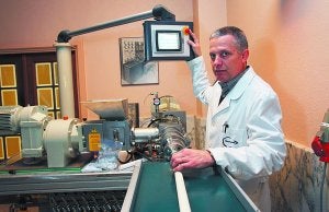 Emprendedores. Jon Etxeberria, uno de los trabajadores de Likuid, en las instalaciones del CEIT. ::
FRAI
LE