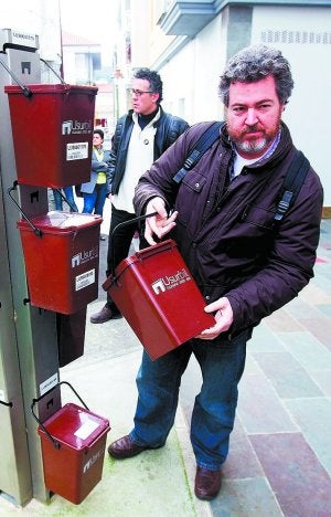 López de Uralde, con el sistema puerta a puerta. ::
EFE