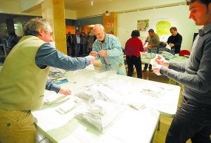 Recuento de los votos en una de las mesas instaladas en la casa de cultura. ::
PEDRO MARTÍNEZ