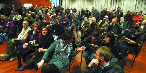 Fueron numerosos los vecinos e invitados los que acudieron a la presentación del libro 'La torre del Almirante y su cadena'. ::
FOTOS ARIZMEN
DI