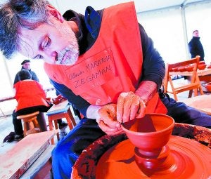 Tradición. Uno por uno, los artesanos no pararon de hacer katilus en sus tornos. ::                             APREA