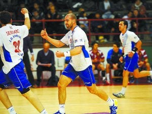 Celebración. Rédei festeja un gol con Iker Serrano en el partido contra el Alcobendas. ::
FÉLIX MORQUECHO