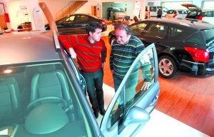 Un vendedor enseña un coche a un potencial cliente en un concesionario de Gipuzkoa. ::                             LUSA