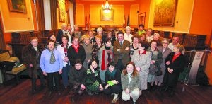 Testimonios de vida. Las protagonistas de la iniciativa Mujeres en Irun 1931-1992, algunas representadas por familiares más jóvenes, acudieron al ayuntamiento ayer. ::                             F. DE LA HERA