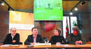 El arquitecto Manolo Jiménez, el alcalde Bildarratz, la concejala Peñagarikano y el responsable de jardinería, José Mari Arsuaga, ayer, en la presentación de la reforma. ::
KLISK