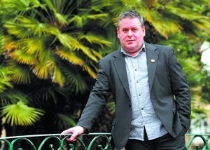 Nacionalismo institucional. El presidente de Hamaikabat, Iñaki Galdos, en los jardines de la plaza Gipuzkoa de San Sebastián. ::                             LUSA