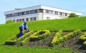 Las siglas UPV, dibujadas con flores, a la entrada del campus de Leioa de la Universidad vasca.