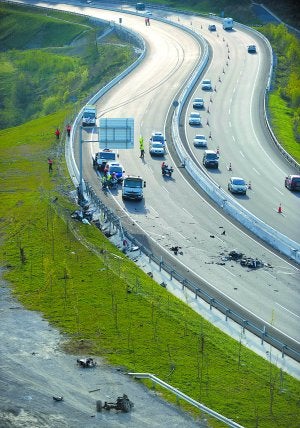 Las rodadas en el asfalto muestran la trayectoria que siguió el coche antes de impactar contra el pretil y luego contra en poste de la señal. :: PEDRO MARTÍNEZ