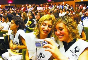 Dos graduadas de la UPV/EHU se hacen una foto. ::                             NOELIA MARTÍNEZ