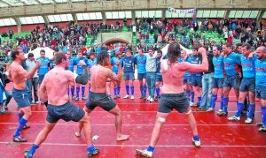 Emoción. Los cuatro neozelandeses de Pegamo Bera Bera dedican un emotivo haka a sus compañeros en señal de agradecimiento. ::                             USOZ