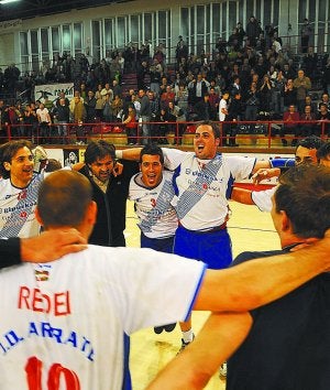 Salvados. Los jugadores eibarreses festejan la permanencia. ::                             MORQUECHO