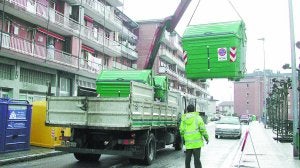 'Turismo de basura'. El PSE teme que los contenedores de Arrasate se conviertan en el recurso de aquellos que eludan el 'PaP'. ::                             OLIDEN