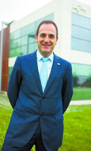 Koldo Arandia, ante la sede de AFM en el donostiarra Parque de Miramón. ::                             USOZ