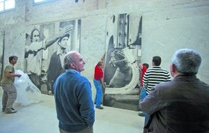 En pleno montaje. Ignacio Chillida y Aurelio González observan la colocación de las imágenes de Catalá Roca. :: fotos: michelena